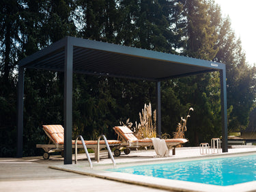 pergola-bioclimatica-pergolux-autoportante-sundream-antracite-piscina