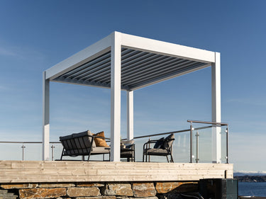 pergola-bioclimatica-pergolux-autoportante-skydance-branco-praia