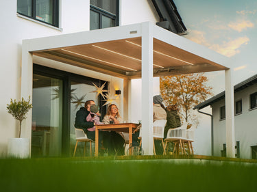 pergola-bioclimatica-pergolux-autoportante-skydance-branco-familia