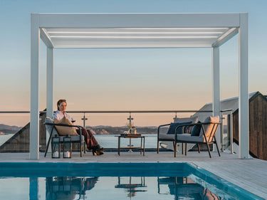 pergola-bioclimatica-pergolux-autoportante-skydance-branco-mulheres-praia