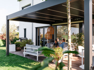 pergola-bioclimatica-pergolux-autoportante-skydance-antracite-varanda-familia